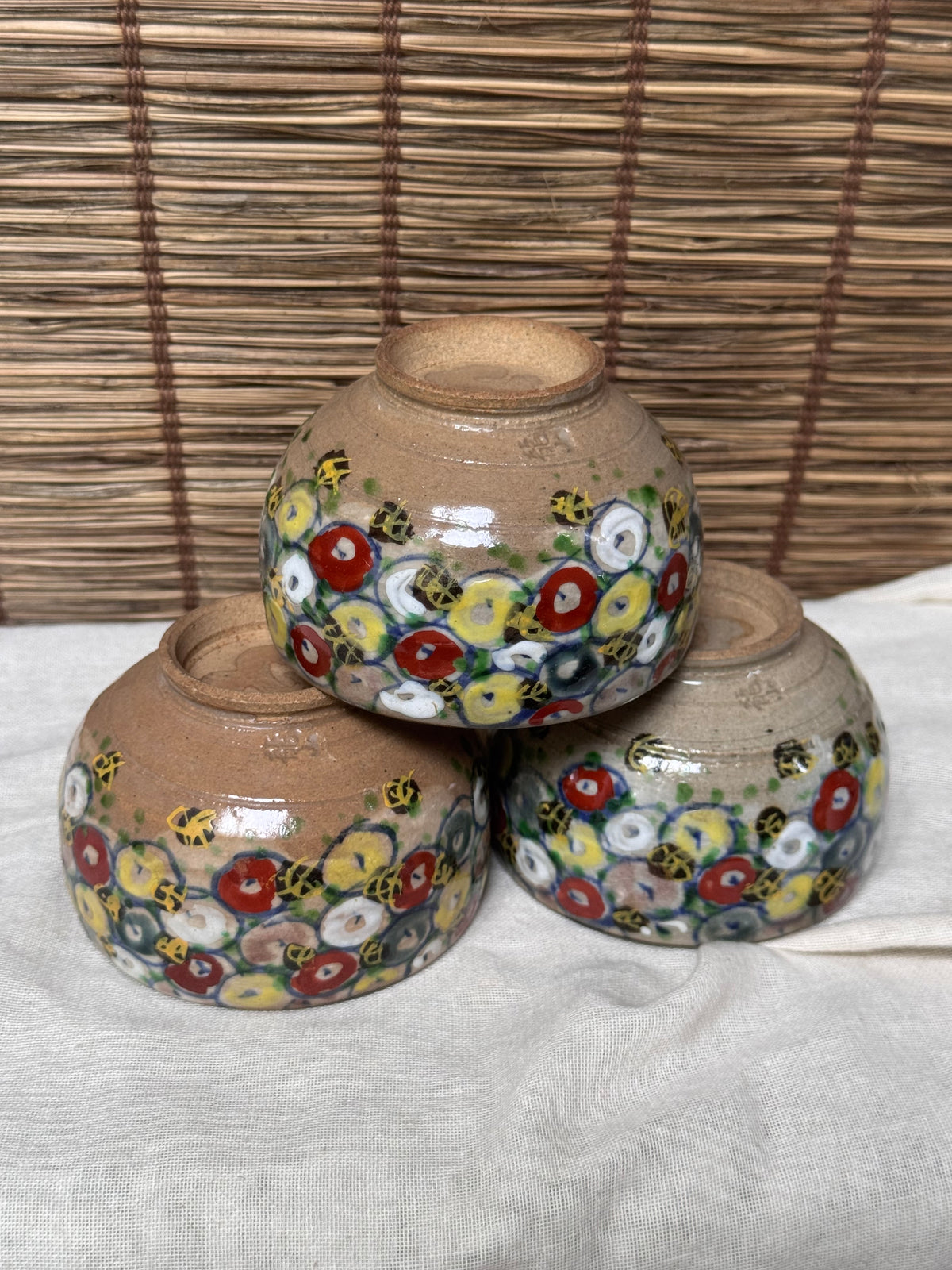 Ryuzan Kiln, "Manjugiku" Pattern Bowls, Set of Three — Hand-Painted Coin-Flower Motif