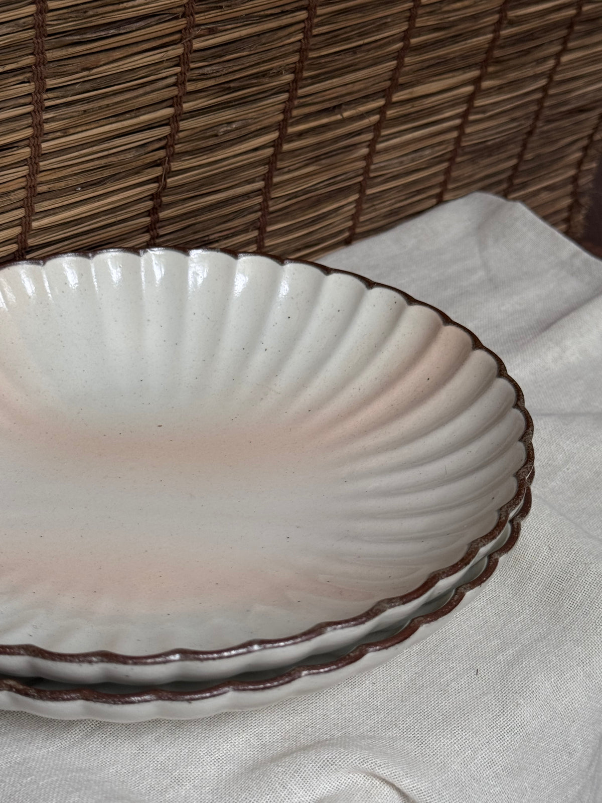 Tachiyoshi Kikkichi Hagi-Glaze Chrysanthemum Oval Plates, Set of Two