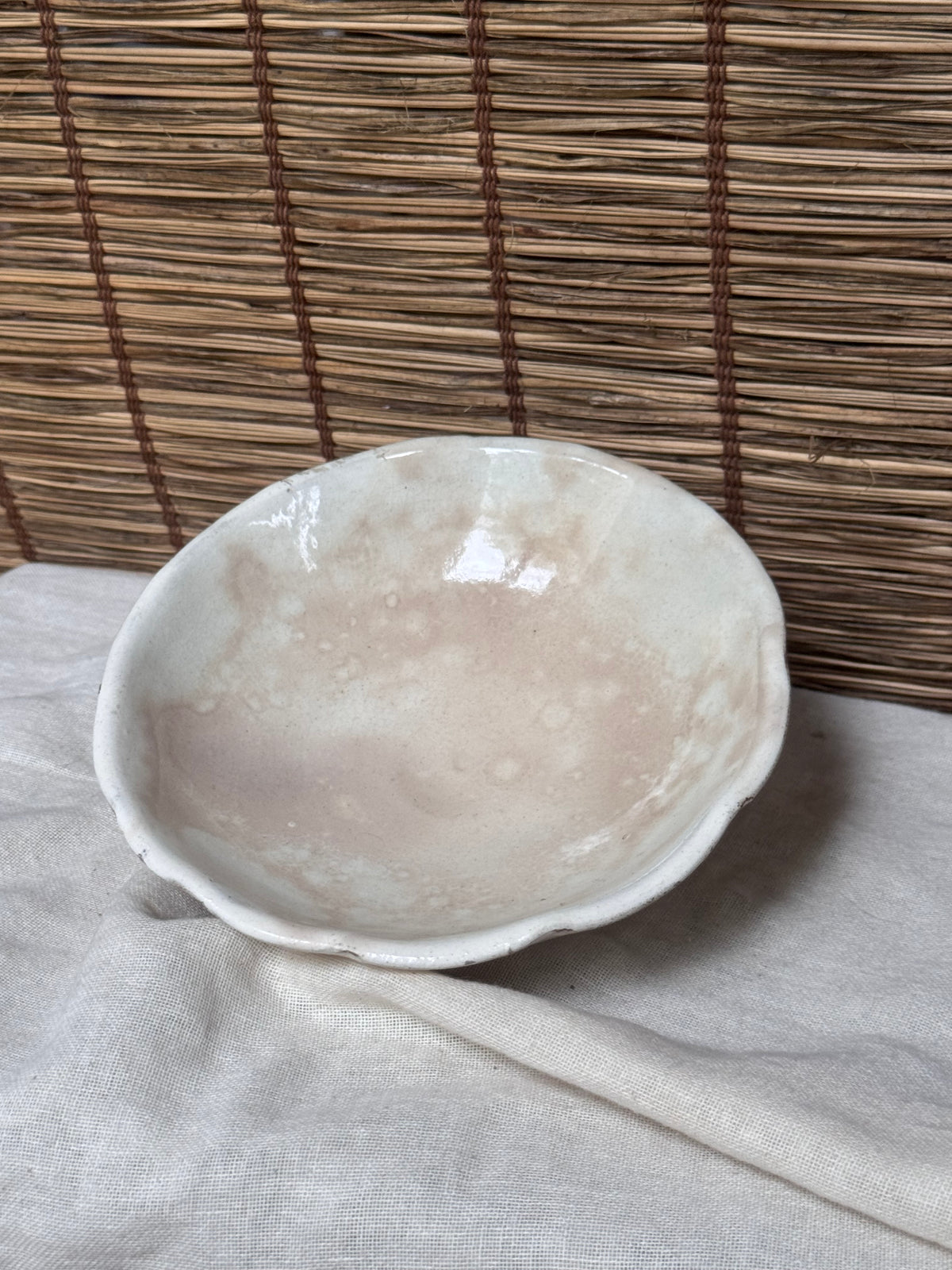 Ido-Style White Glaze Bowl — Lobed Rim, Dark Iron Footring, Crackle Glaze