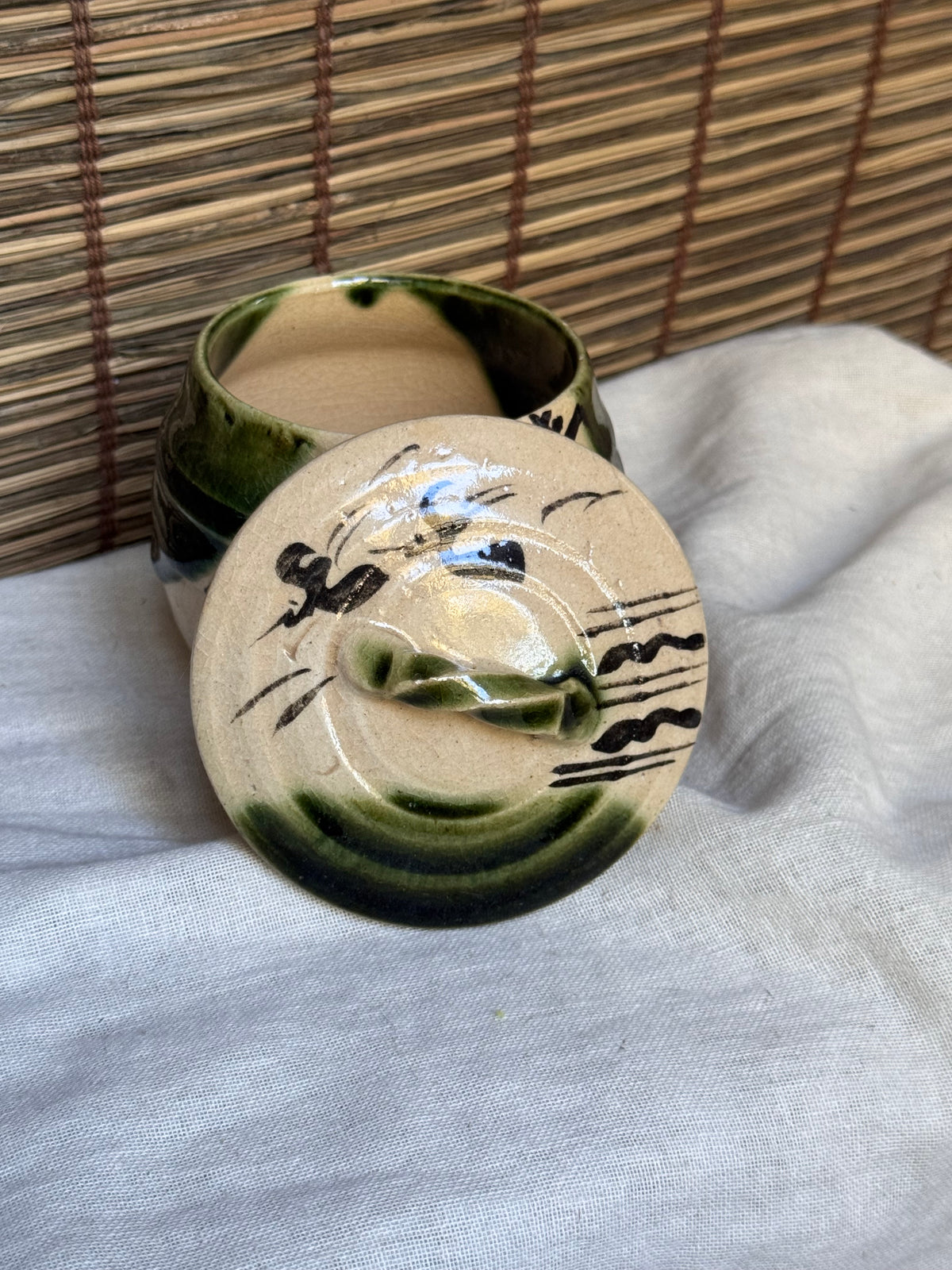 Mino Ware Oribe Lidded Cup (Futamono) — Ivy Vines, Birds & Waves, Notched Foot