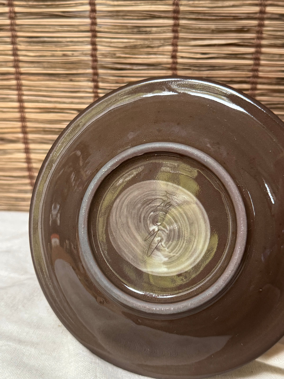 Utsutsugawa Ware Plate — Hand-Painted White Heron (Shirasagi) Motif, Swirled Brown Ground