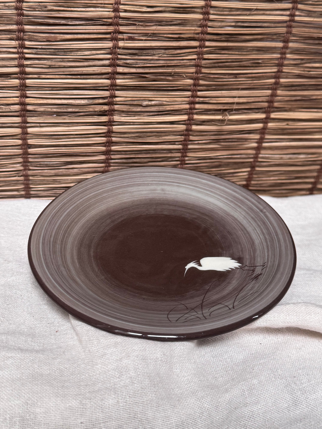 Utsutsugawa Ware Plate — Hand-Painted White Heron (Shirasagi) Motif, Swirled Brown Ground