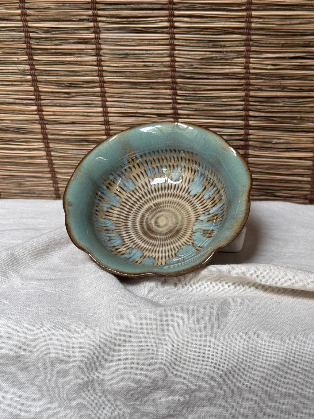 Onta Ware (小鹿田焼) Bowl — Tobikanna Combed Slip, Ame-Glaze with Cobalt Drips