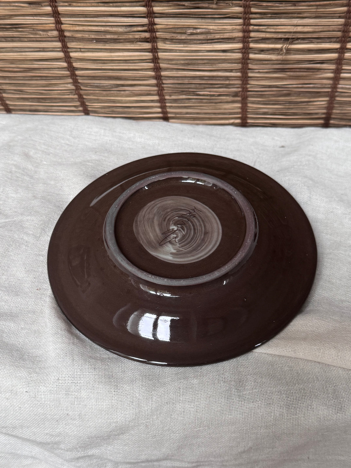 Utsutsugawa Ware Plate — Hand-Painted White Heron (Shirasagi) Motif, Swirled Brown Ground