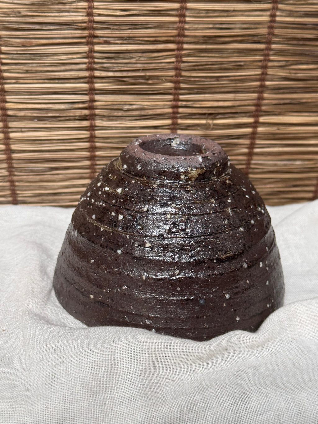 Shigaraki Matcha Chawan — Hakeme White Slip Swirl, Speckled Iron Clay