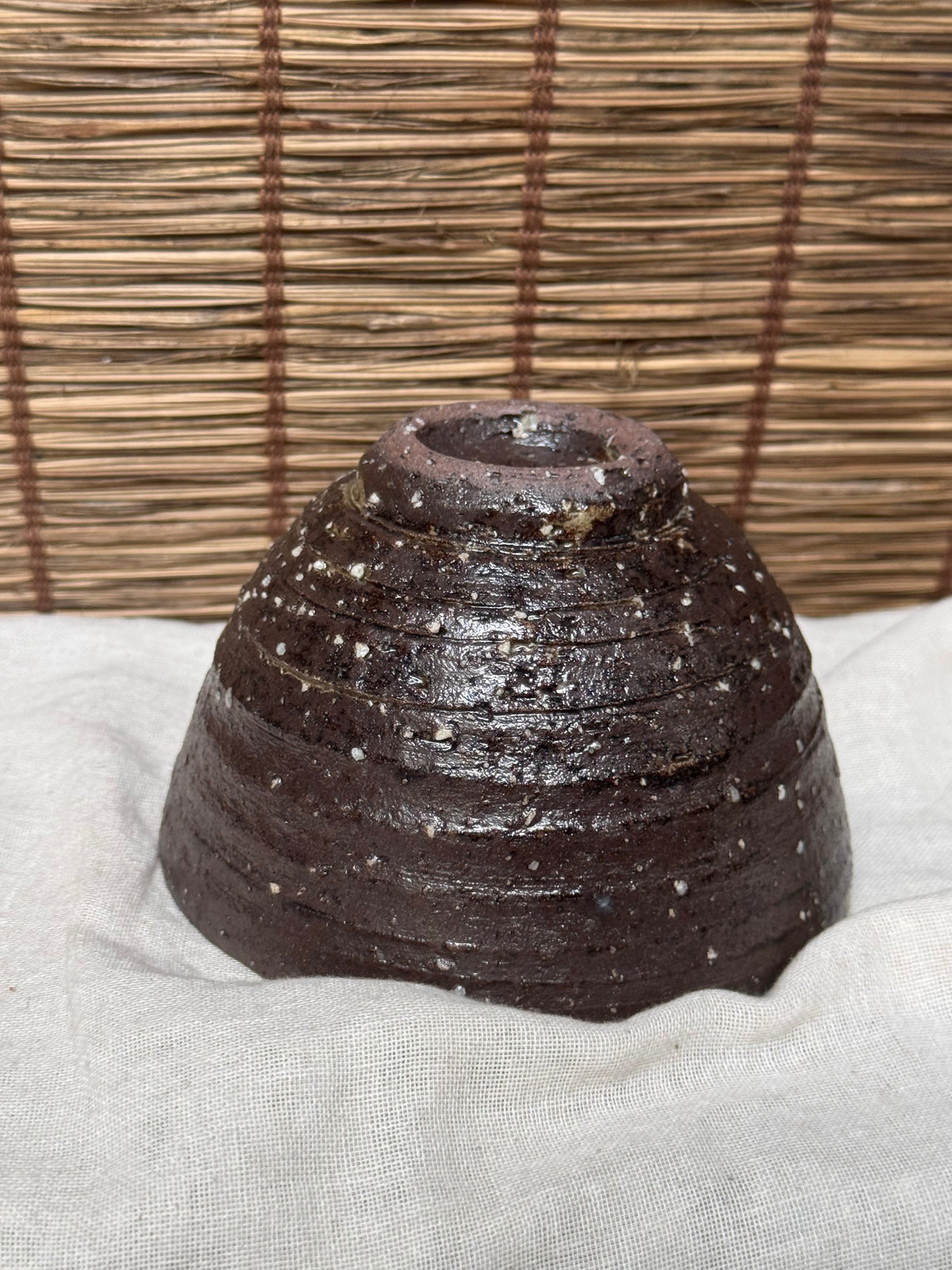 Shigaraki Matcha Chawan — Hakeme White Slip Swirl, Speckled Iron Clay