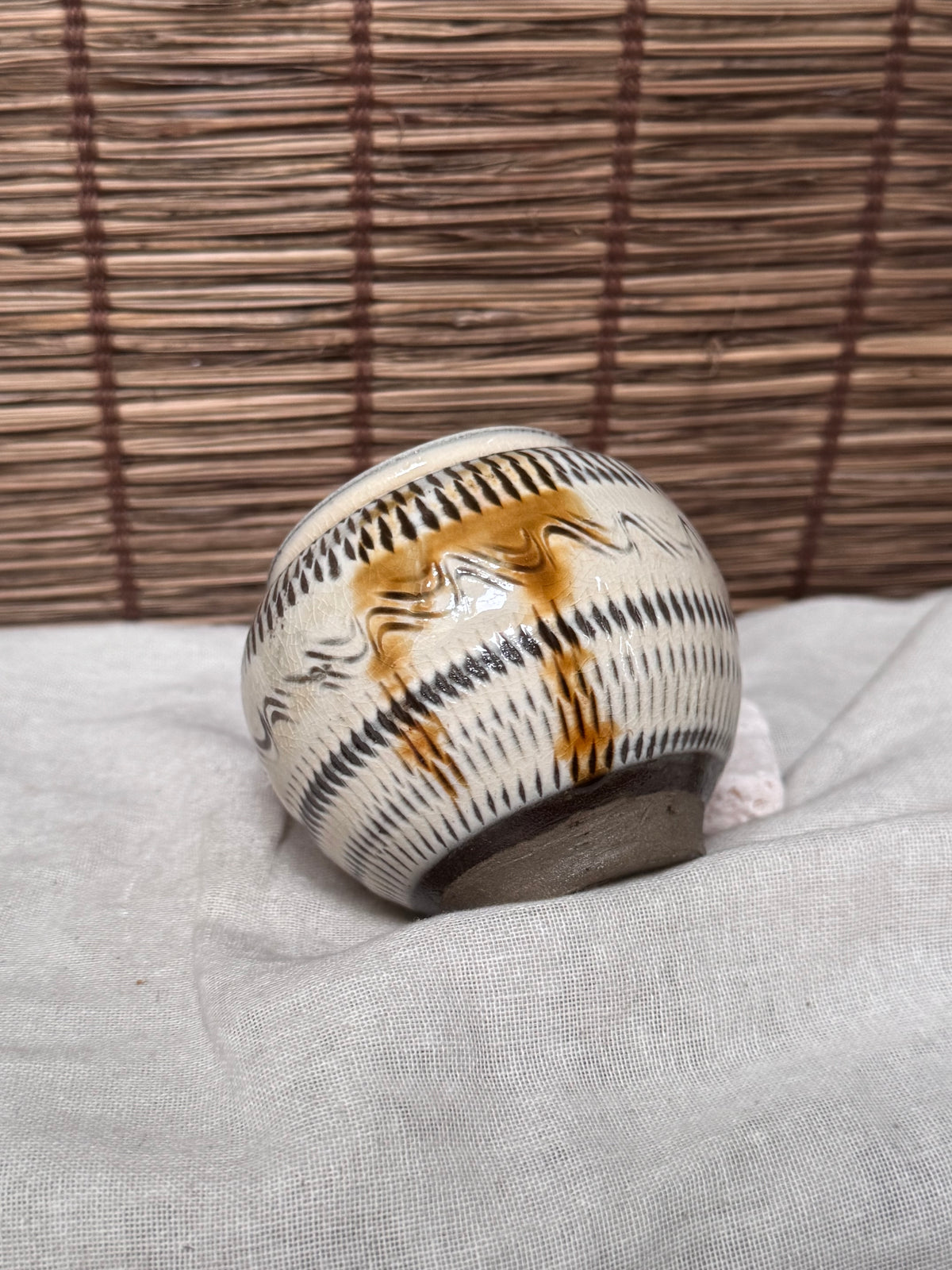 Onta Yaki Miniature Jar (Tsubo) — Banded Tobikanna Pattern, Amber Drip Accents