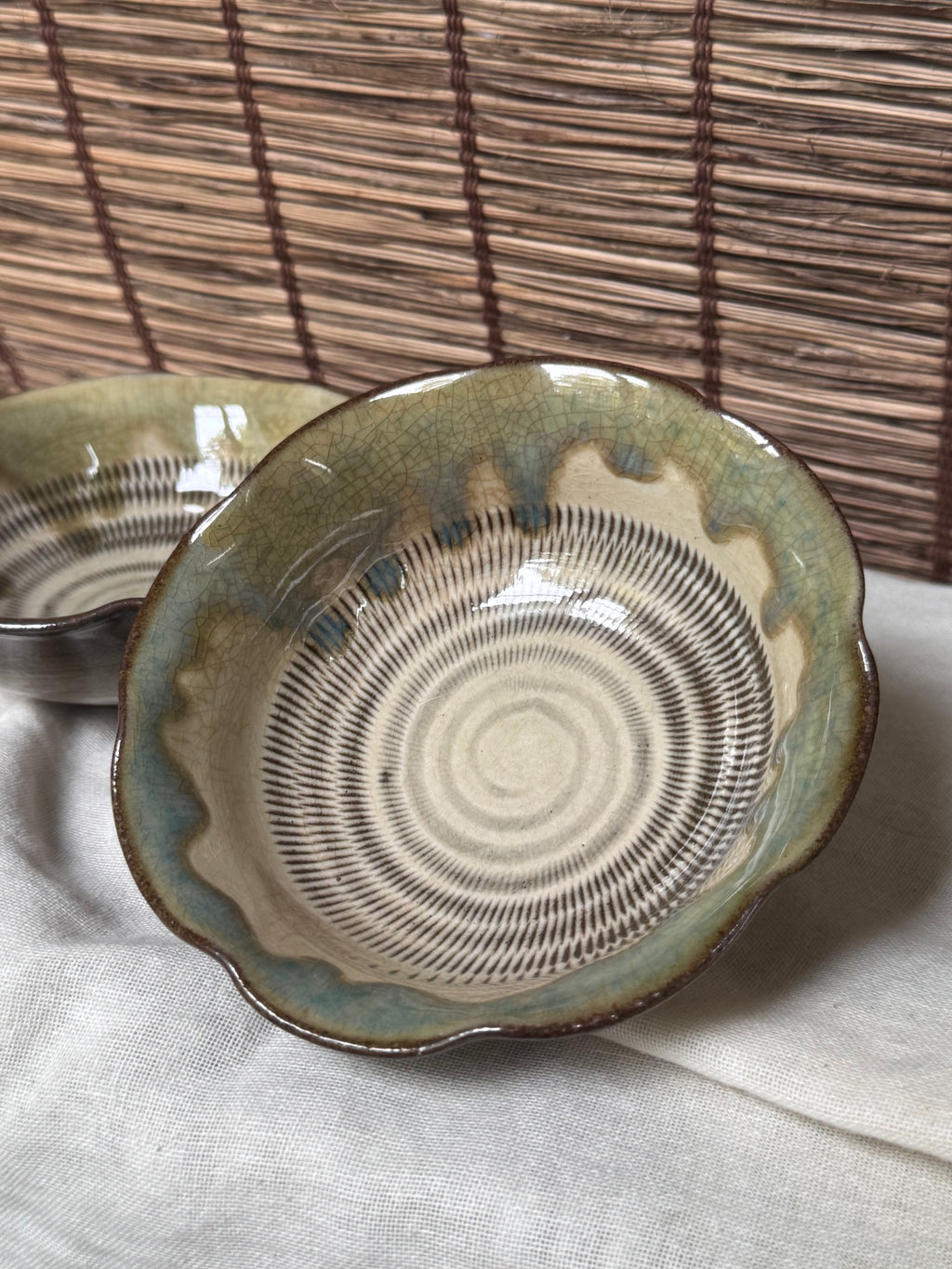 Onta Yaki Mokkō-Shaped Bowls, Pair — Tobikanna Chatter-Carved Pattern, Uchikake Drip Glaze