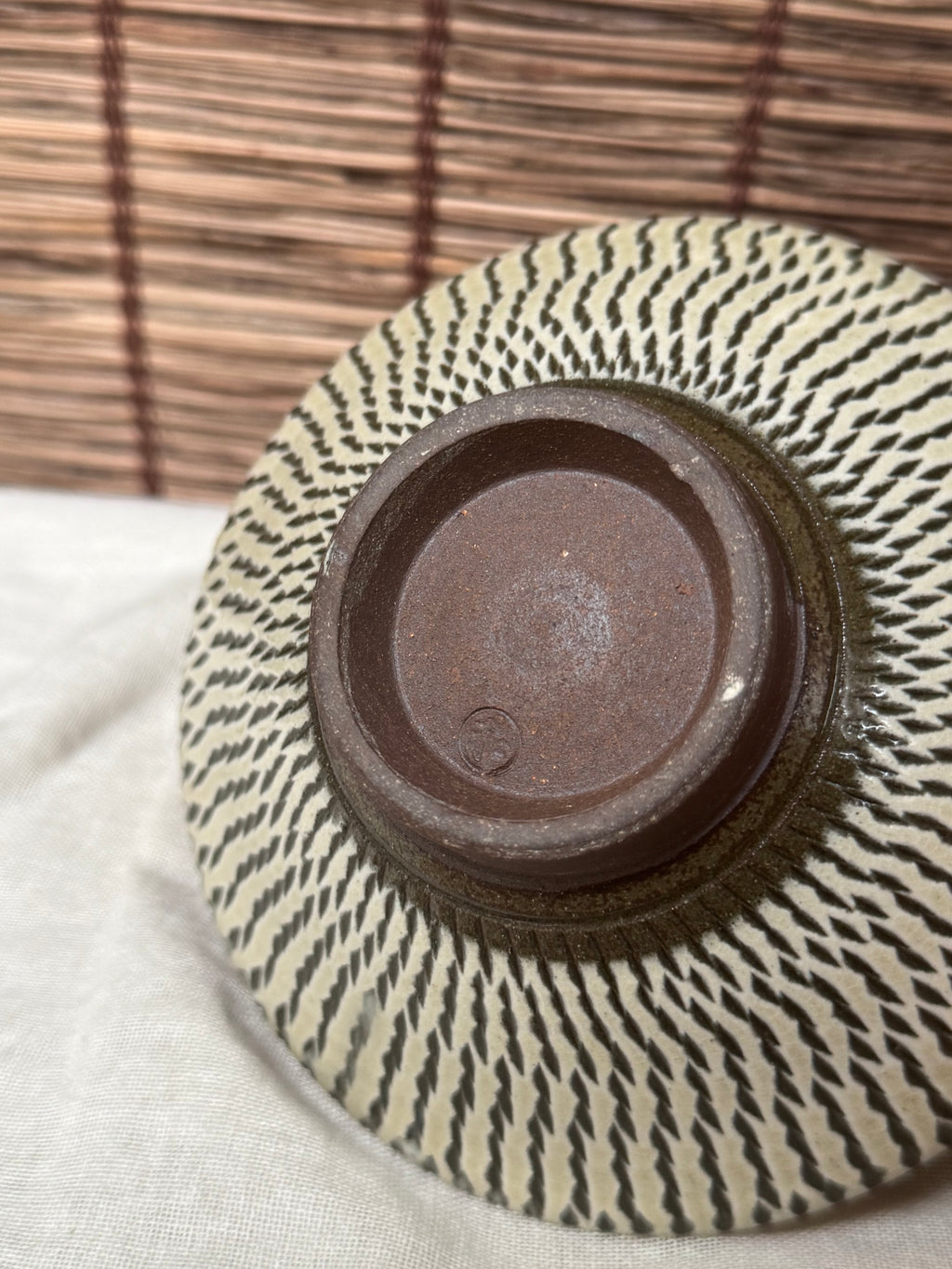 Onta Yaki Tobikanna Bowl — Chattered Herringbone Pattern, Cream Glaze, Stamped Footring