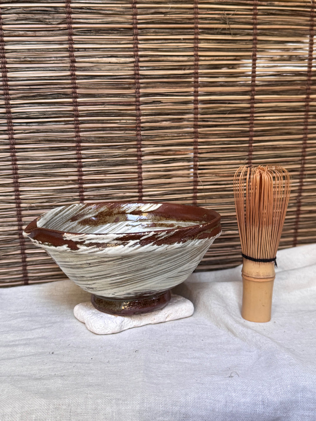 Hakeme Katakuchi Matcha Bowl — Brushed White Slip, Spiral Swirl, Pouring Lip