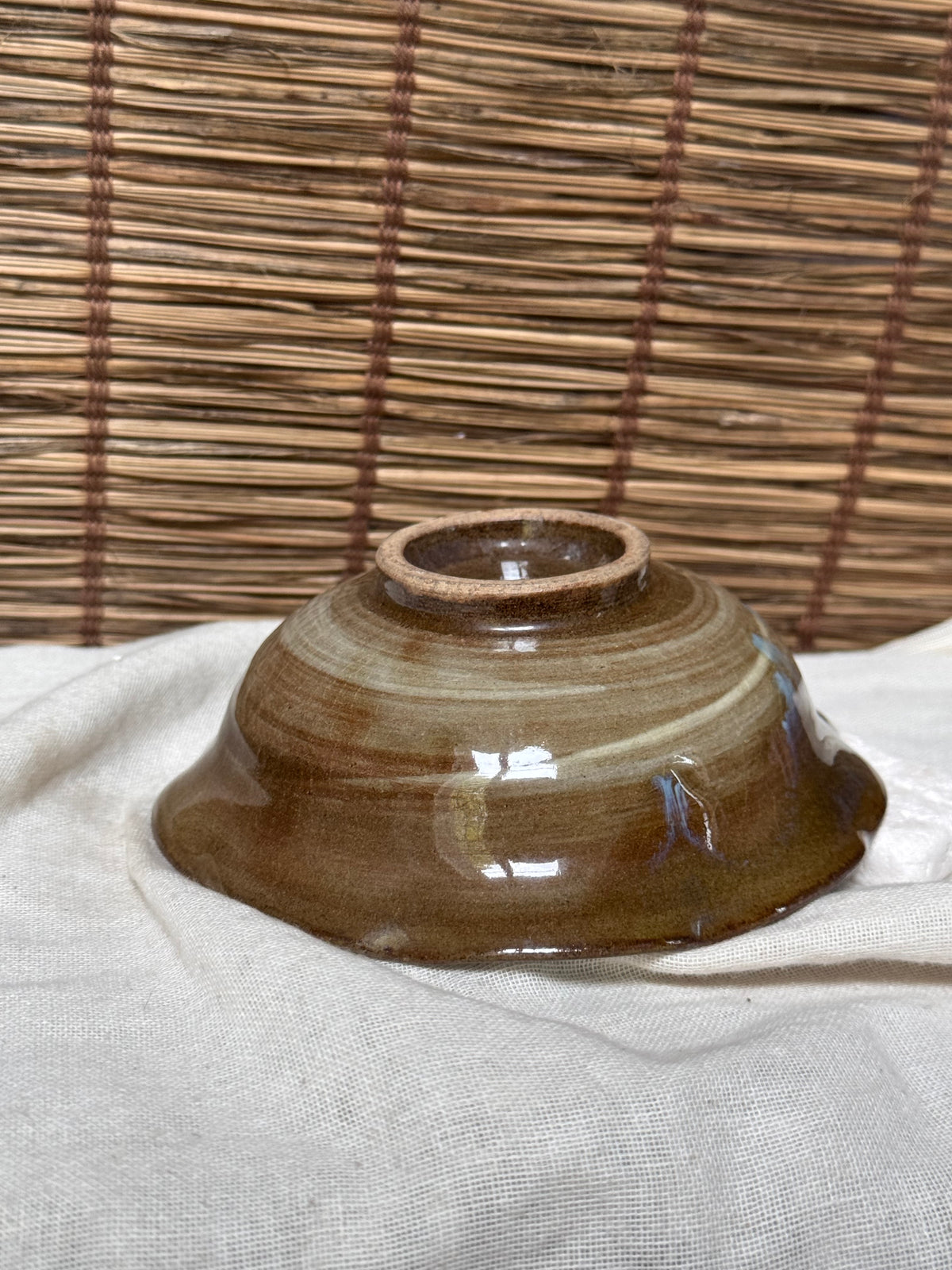 Onta Ware (小鹿田焼) Bowl — Tobikanna Combed Slip, Ame-Glaze with Cobalt Drips