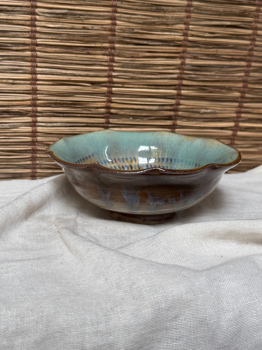 Onta Ware (小鹿田焼) Bowl — Tobikanna Combed Slip, Ame-Glaze with Cobalt Drips