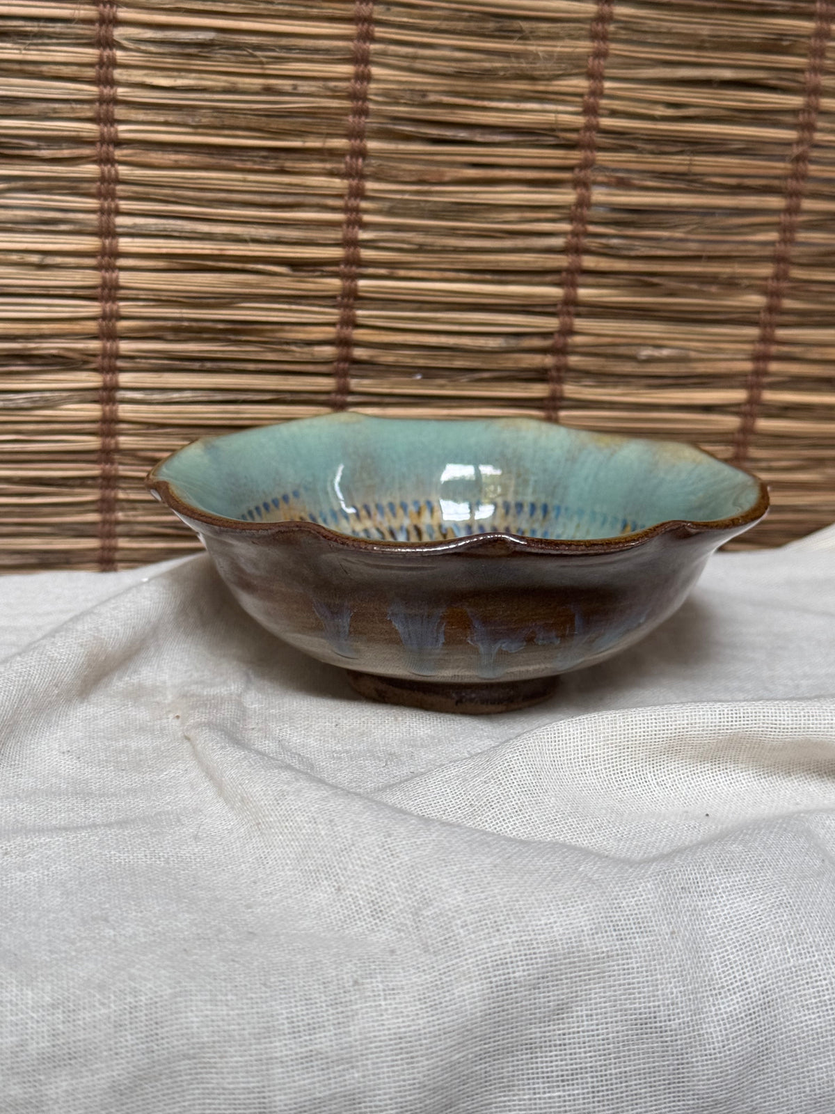 Onta Ware (小鹿田焼) Bowl — Tobikanna Combed Slip, Ame-Glaze with Cobalt Drips