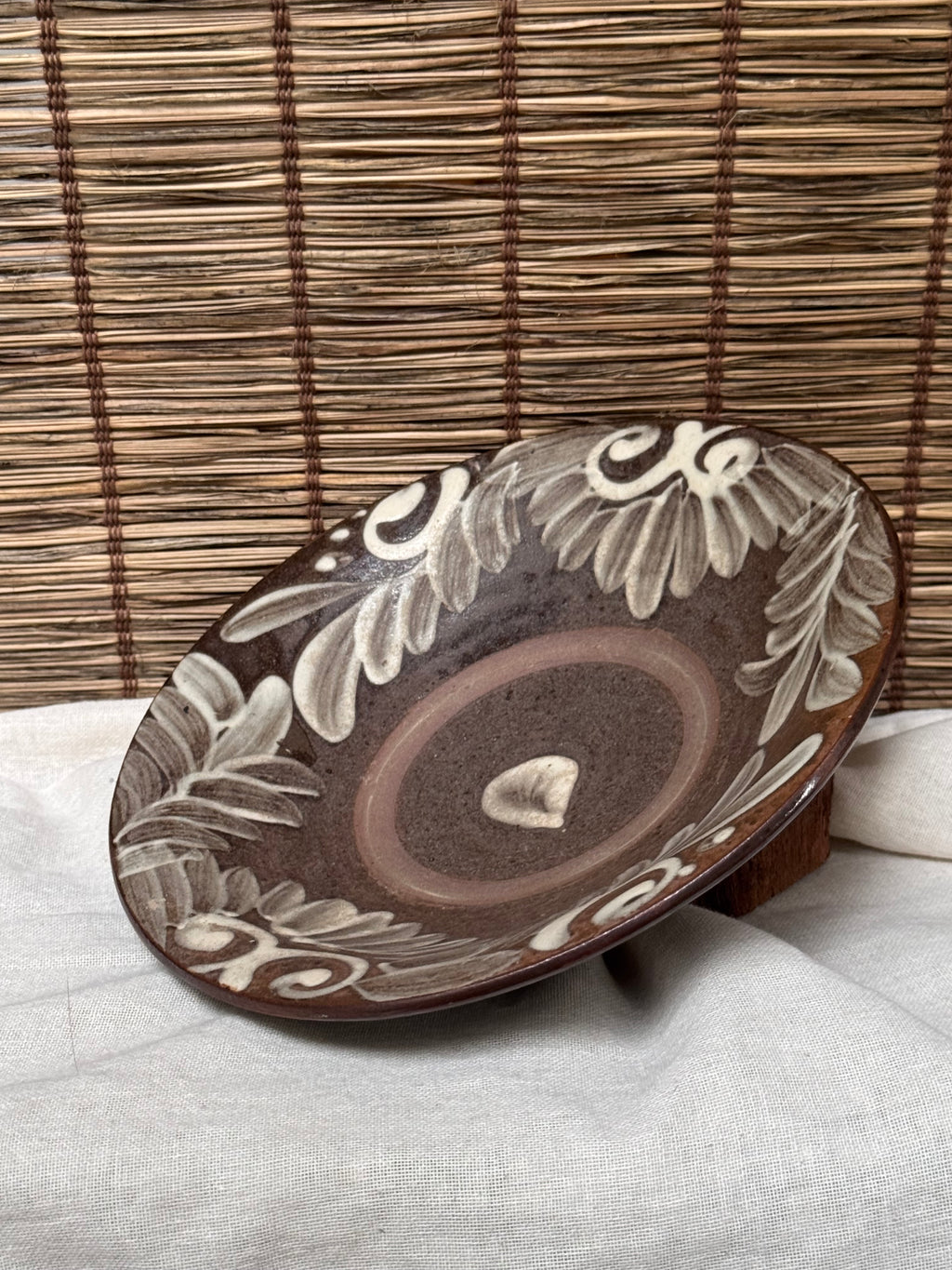 Yachimun Plate by Ken Sugawara - Hand-Painted Tenmoku Glaze, Cream Floral & Scroll Motif