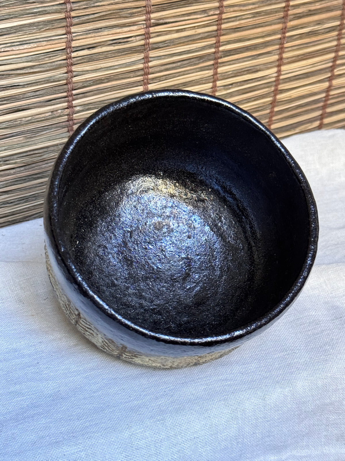 Shōraku Kiln Kuro-Raku Chawan — Incised Pine Forest Band, with Wooden Box