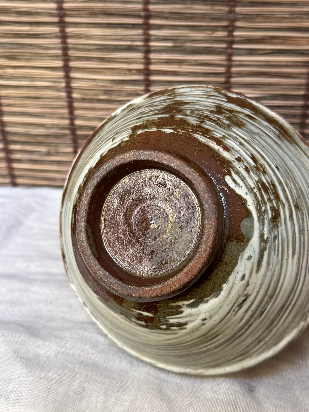 Hakeme Katakuchi Matcha Bowl — Brushed White Slip, Spiral Swirl, Pouring Lip
