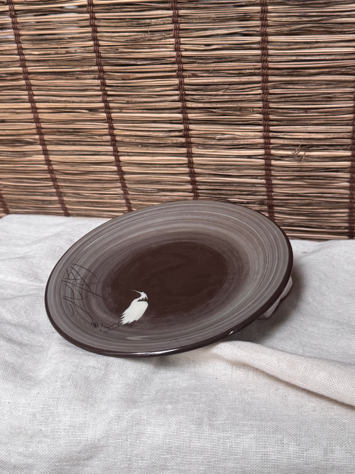 Utsutsugawa Ware Plate — Hand-Painted White Heron (Shirasagi) Motif, Swirled Brown Ground