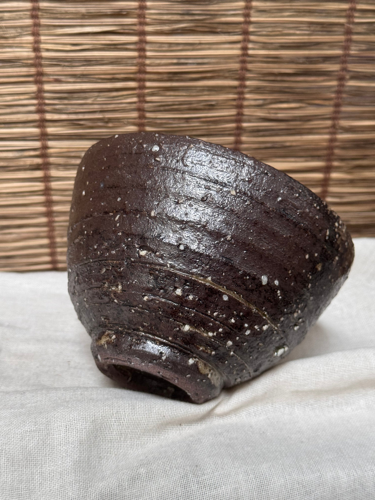 Shigaraki Matcha Chawan — Hakeme White Slip Swirl, Speckled Iron Clay
