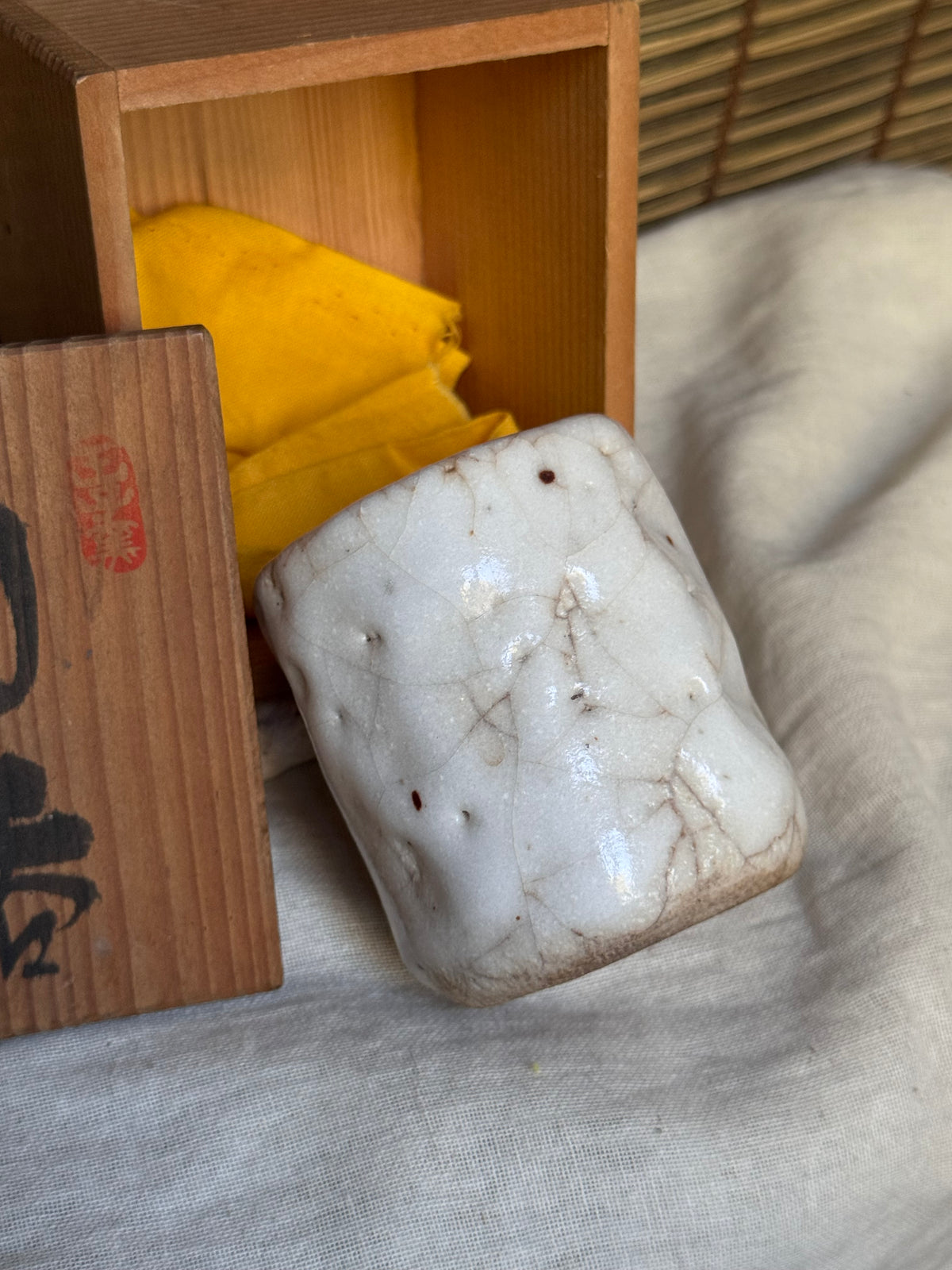 Shino Ware Yunomi Teacup — Ōji Kiln (王子窯), Hand-Formed, Signed Wooden Box