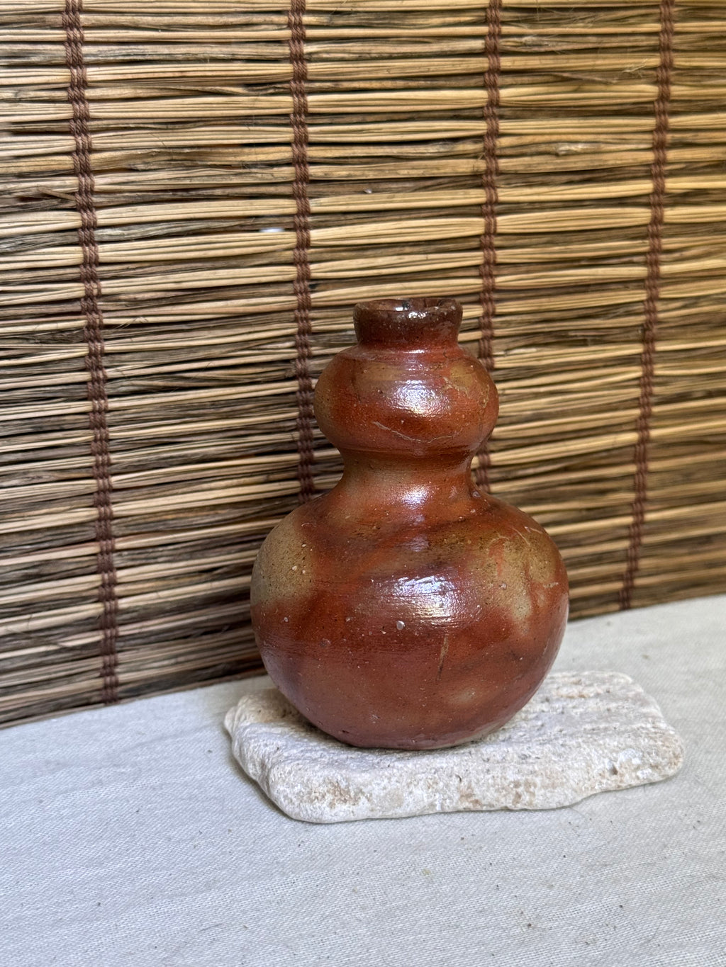 Bizen-yaki by Kaneshige Sōzan Gourd-Shaped Sake Bottle — Ibe Fire-Sash (Hidasuki) Effect