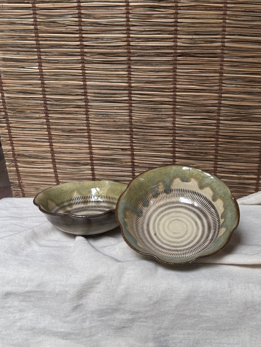Onta Yaki Mokkō-Shaped Bowls, Pair — Tobikanna Chatter-Carved Pattern, Uchikake Drip Glaze