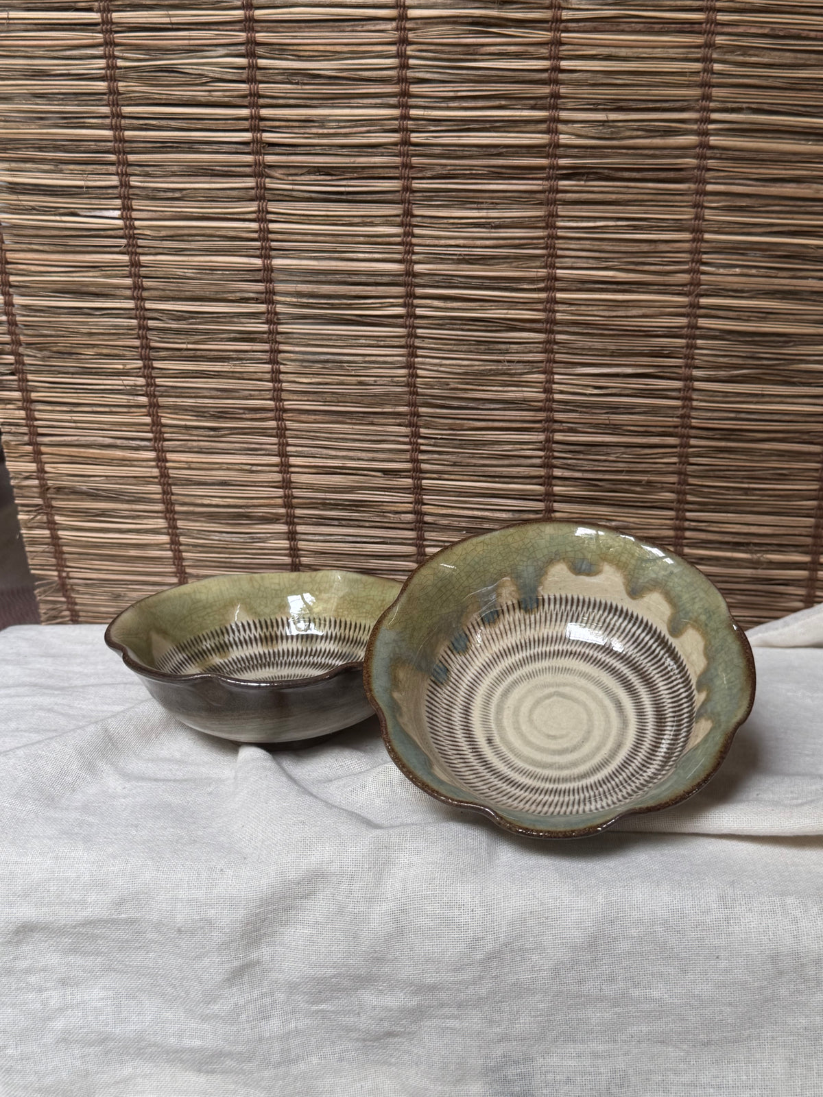 Onta Yaki Mokkō-Shaped Bowls, Pair — Tobikanna Chatter-Carved Pattern, Uchikake Drip Glaze