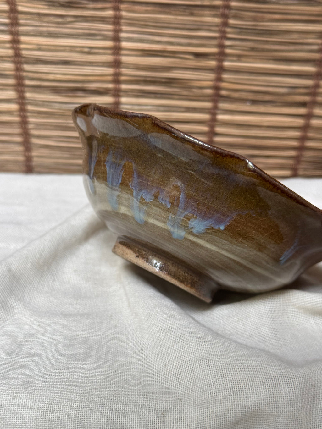 Onta Ware (小鹿田焼) Bowl — Tobikanna Combed Slip, Ame-Glaze with Cobalt Drips
