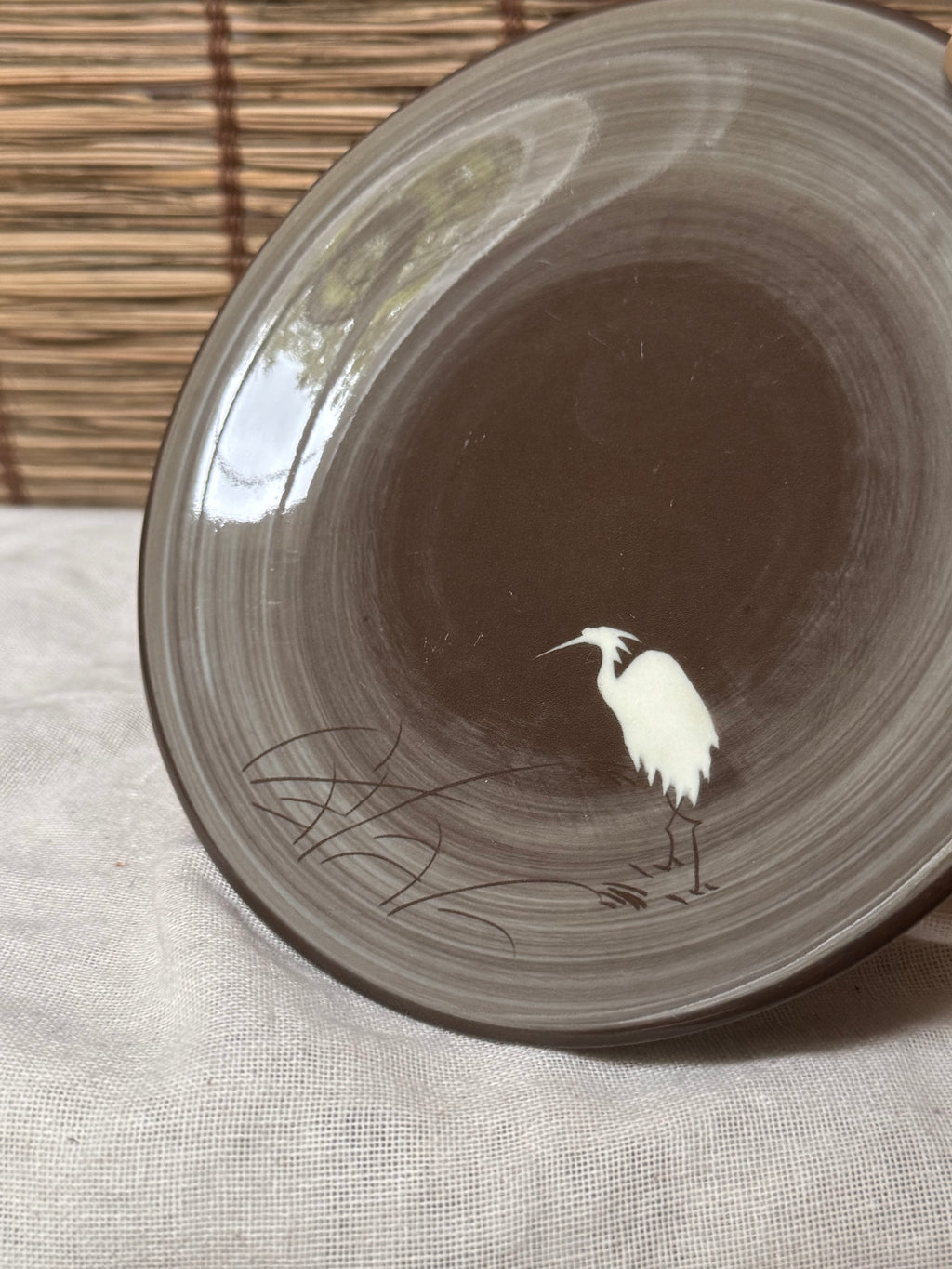 Utsutsugawa Ware Plate — Hand-Painted White Heron (Shirasagi) Motif, Swirled Brown Ground