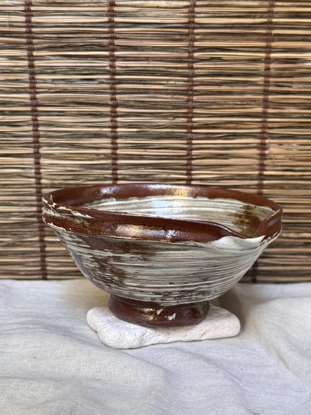 Hakeme Katakuchi Matcha Bowl — Brushed White Slip, Spiral Swirl, Pouring Lip