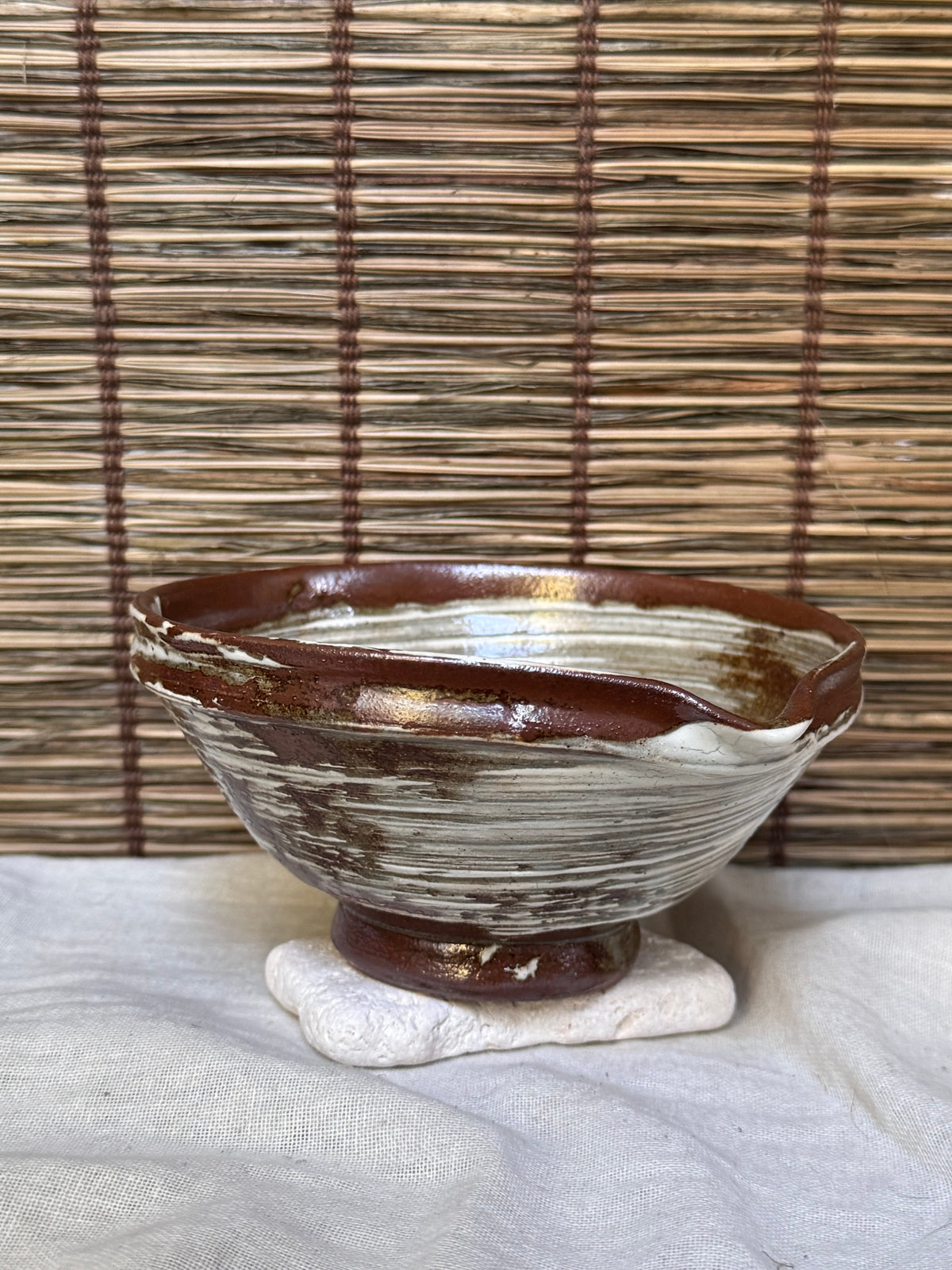 Hakeme Katakuchi Matcha Bowl — Brushed White Slip, Spiral Swirl, Pouring Lip