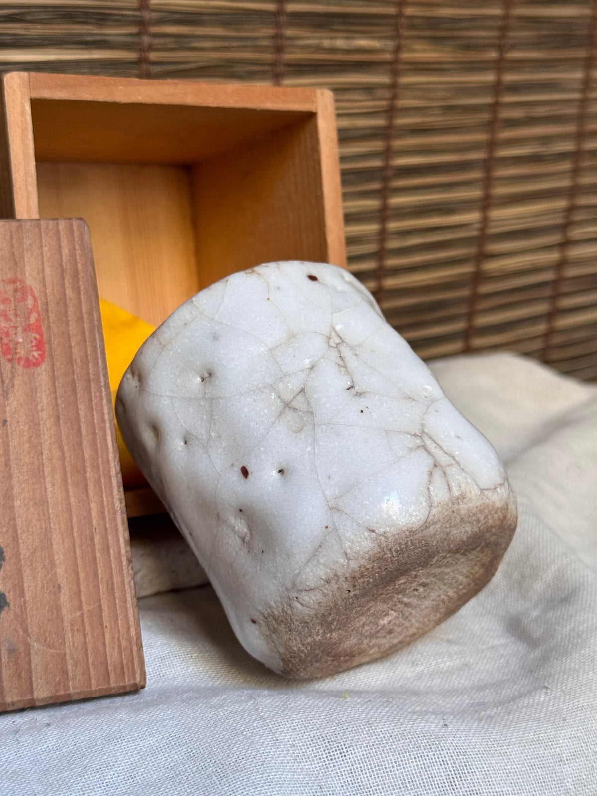 Shino Ware Yunomi Teacup — Ōji Kiln (王子窯), Hand-Formed, Signed Wooden Box