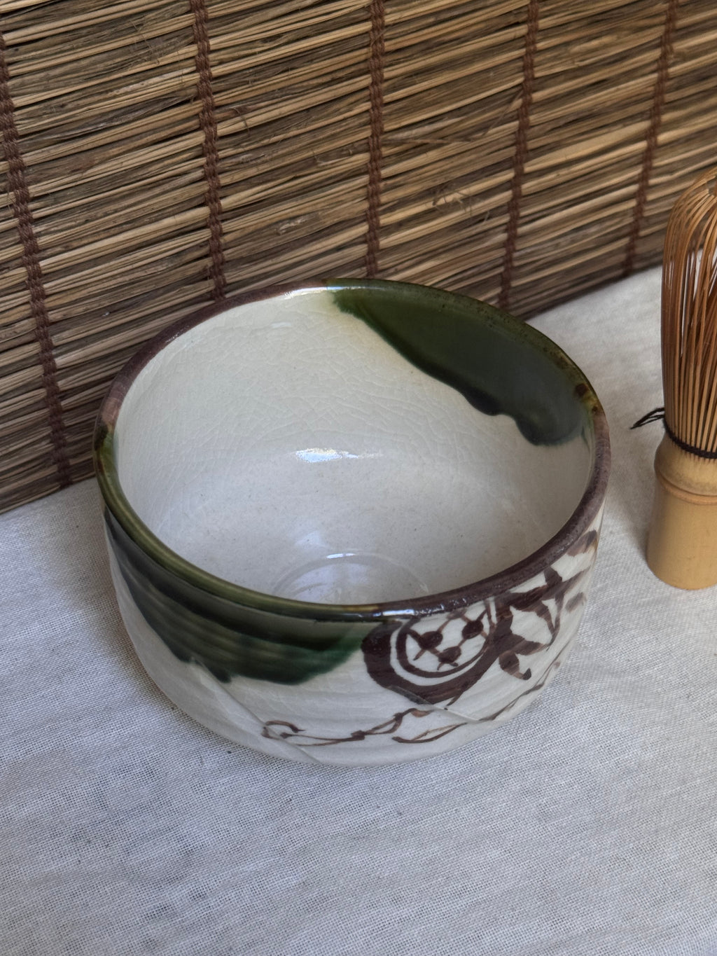 Mino Ware Oribe Matcha Bowl (Chawan) — Green Glaze, Iron-Painted Motifs, Wooden Box