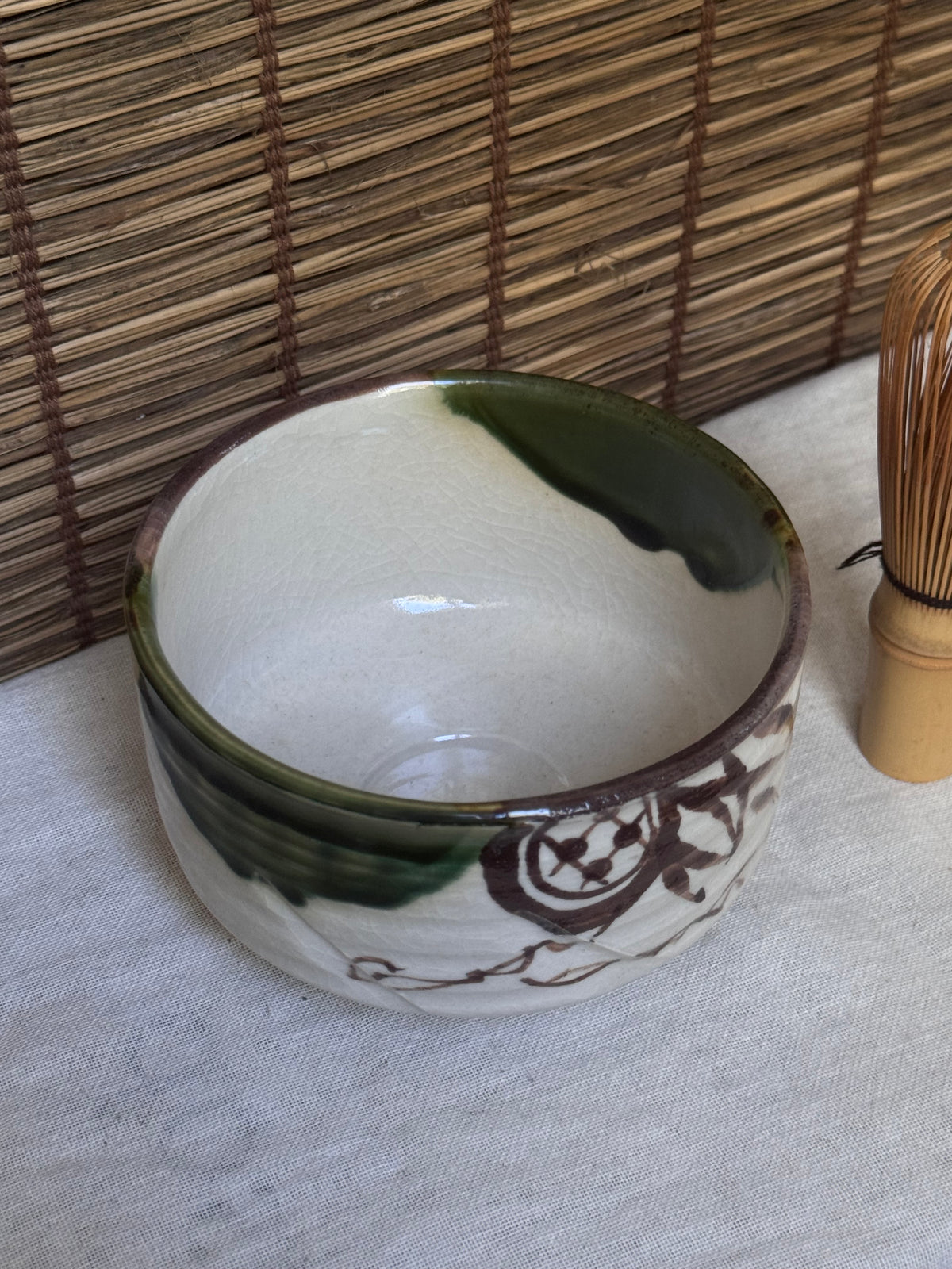 Mino Ware Oribe Matcha Bowl (Chawan) — Green Glaze, Iron-Painted Motifs, Wooden Box