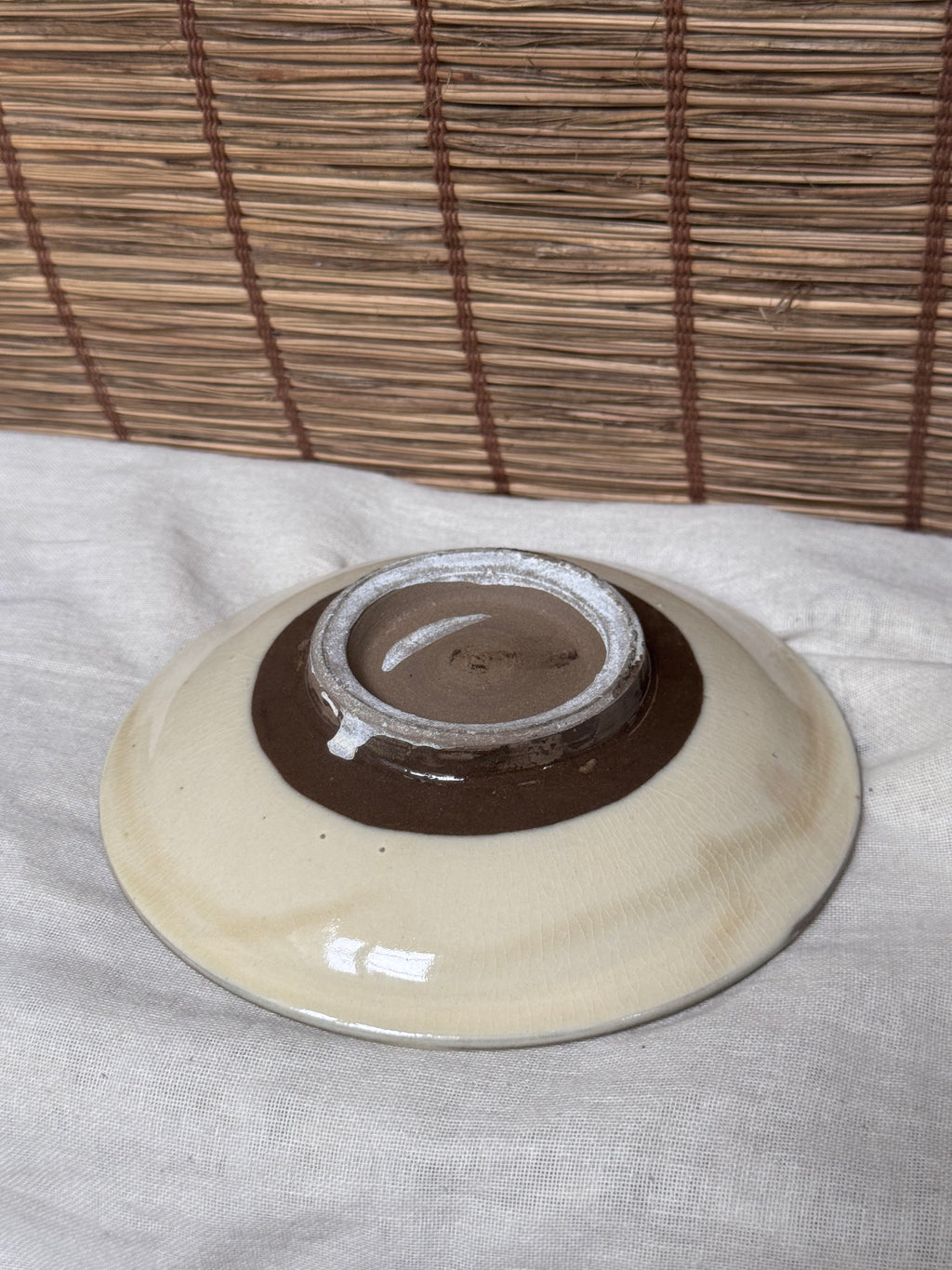Onta Yaki Shallow Plate — Wavy Brushwork Rim, Ash-Cream Glaze, Wide Unglazed Footring