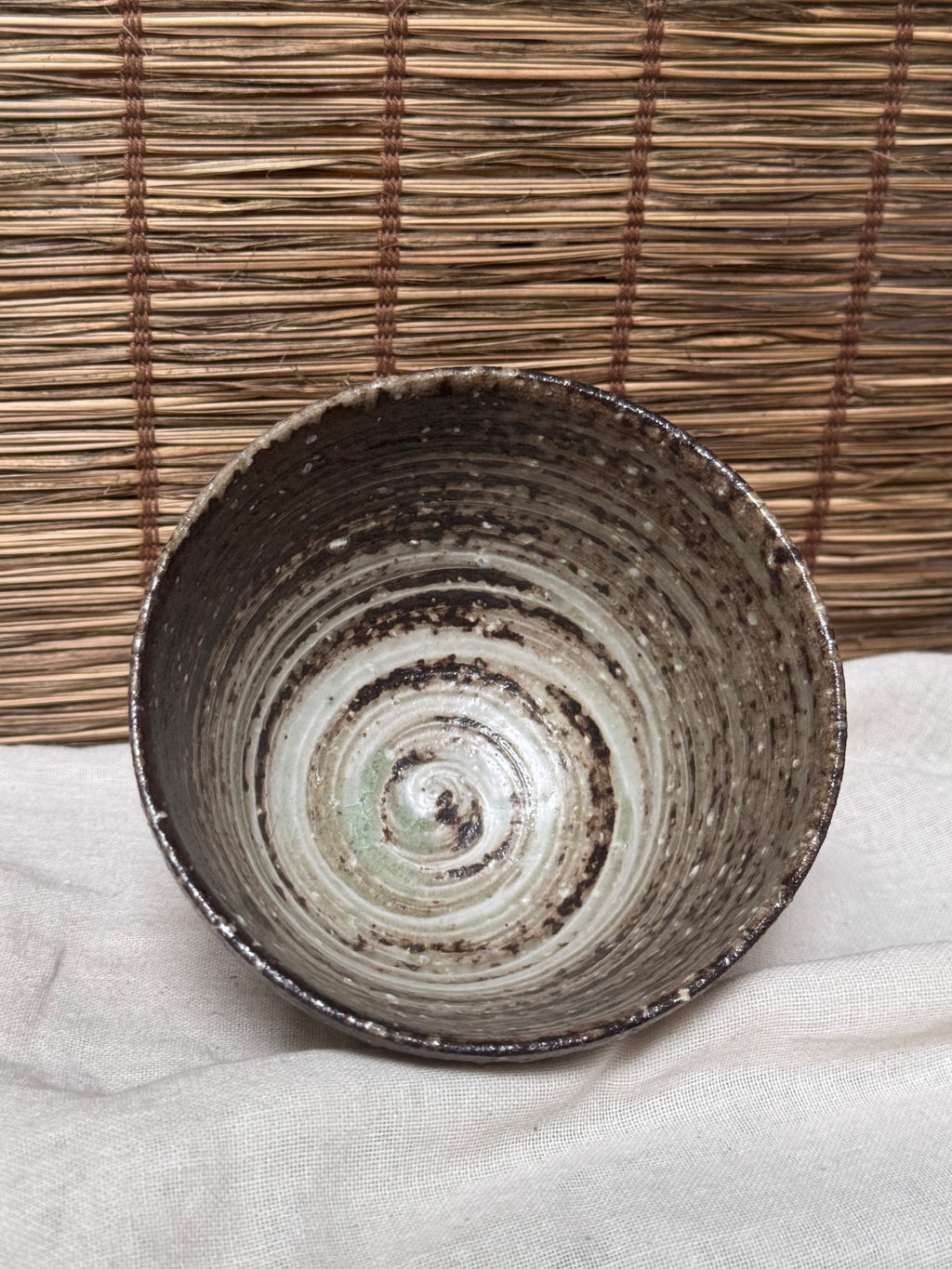 Shigaraki Matcha Chawan — Hakeme White Slip Swirl, Speckled Iron Clay