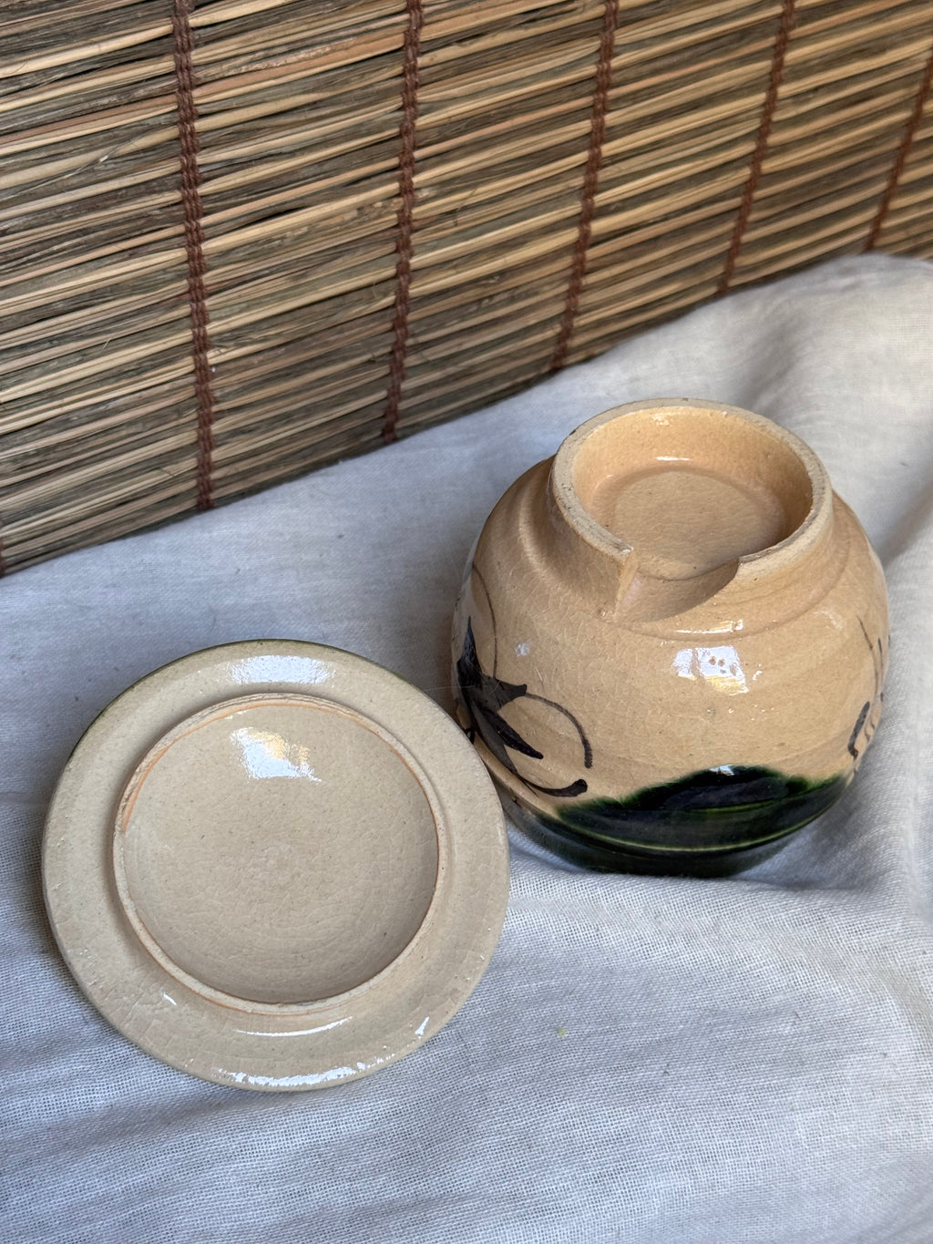 Mino Ware Oribe Lidded Cup (Futamono) — Ivy Vines, Birds & Waves, Notched Foot
