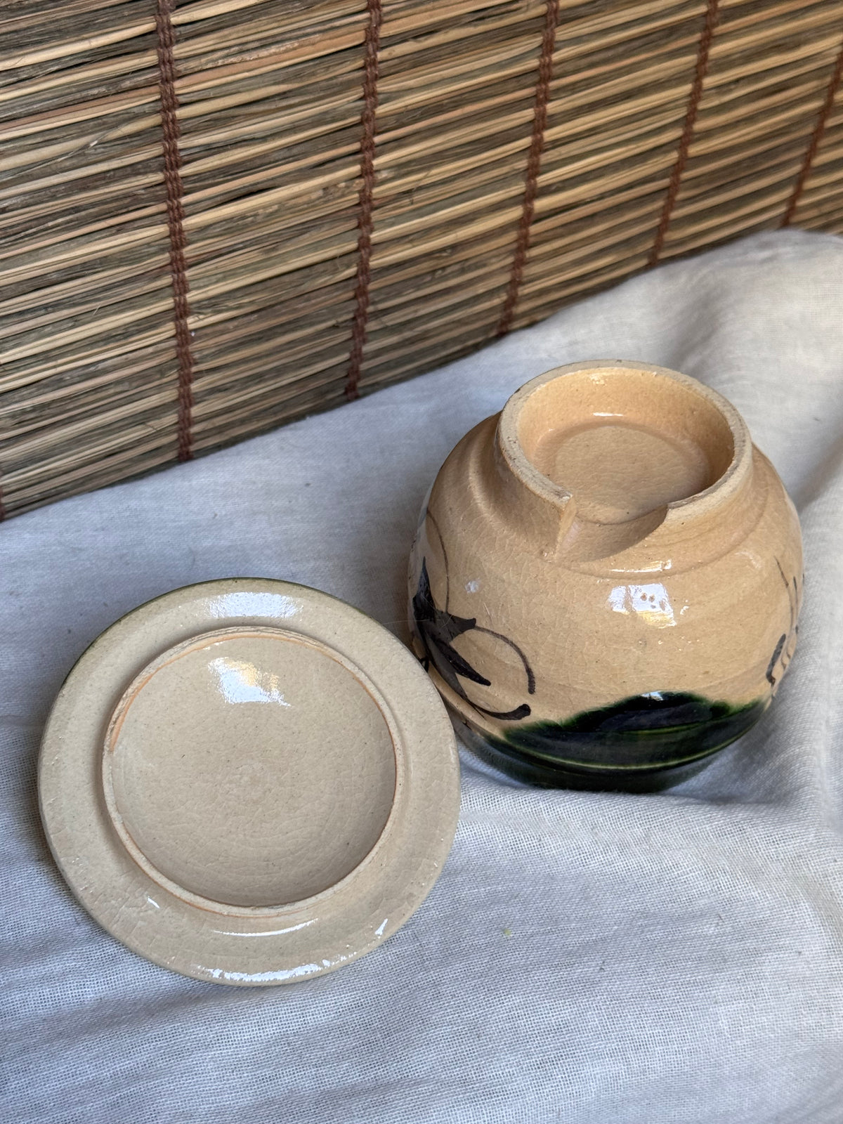 Mino Ware Oribe Lidded Cup (Futamono) — Ivy Vines, Birds & Waves, Notched Foot