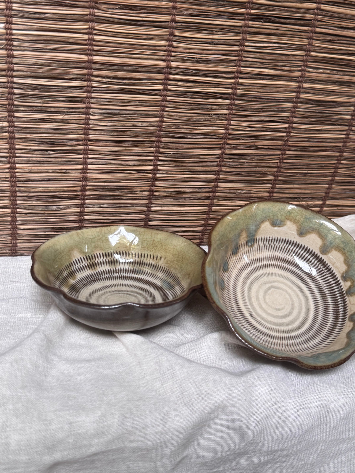 Onta Yaki Mokkō-Shaped Bowls, Pair — Tobikanna Chatter-Carved Pattern, Uchikake Drip Glaze