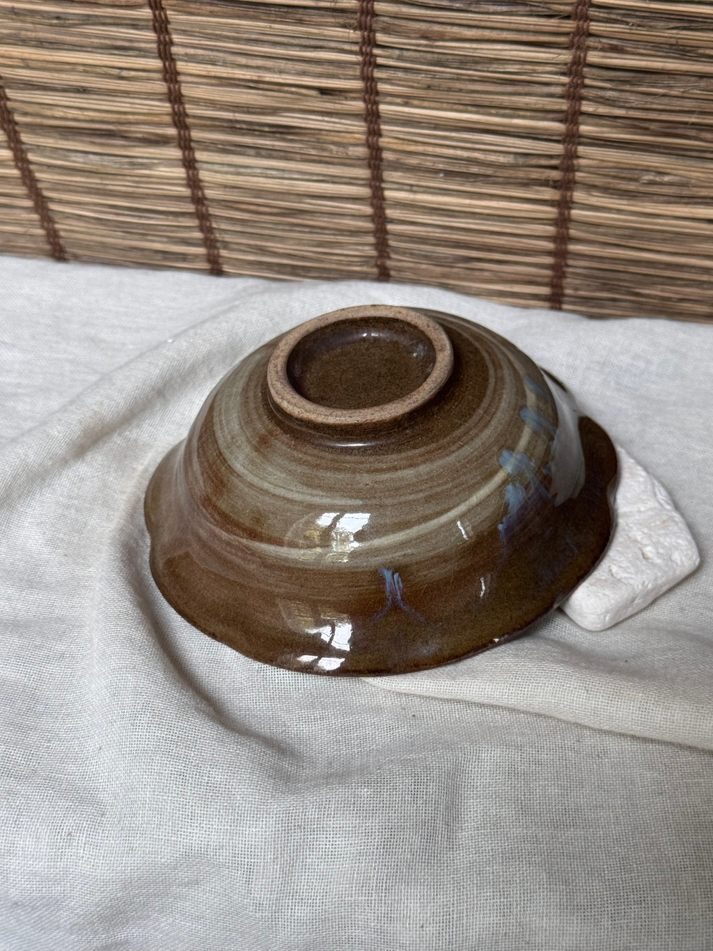 Onta Ware (小鹿田焼) Bowl — Tobikanna Combed Slip, Ame-Glaze with Cobalt Drips
