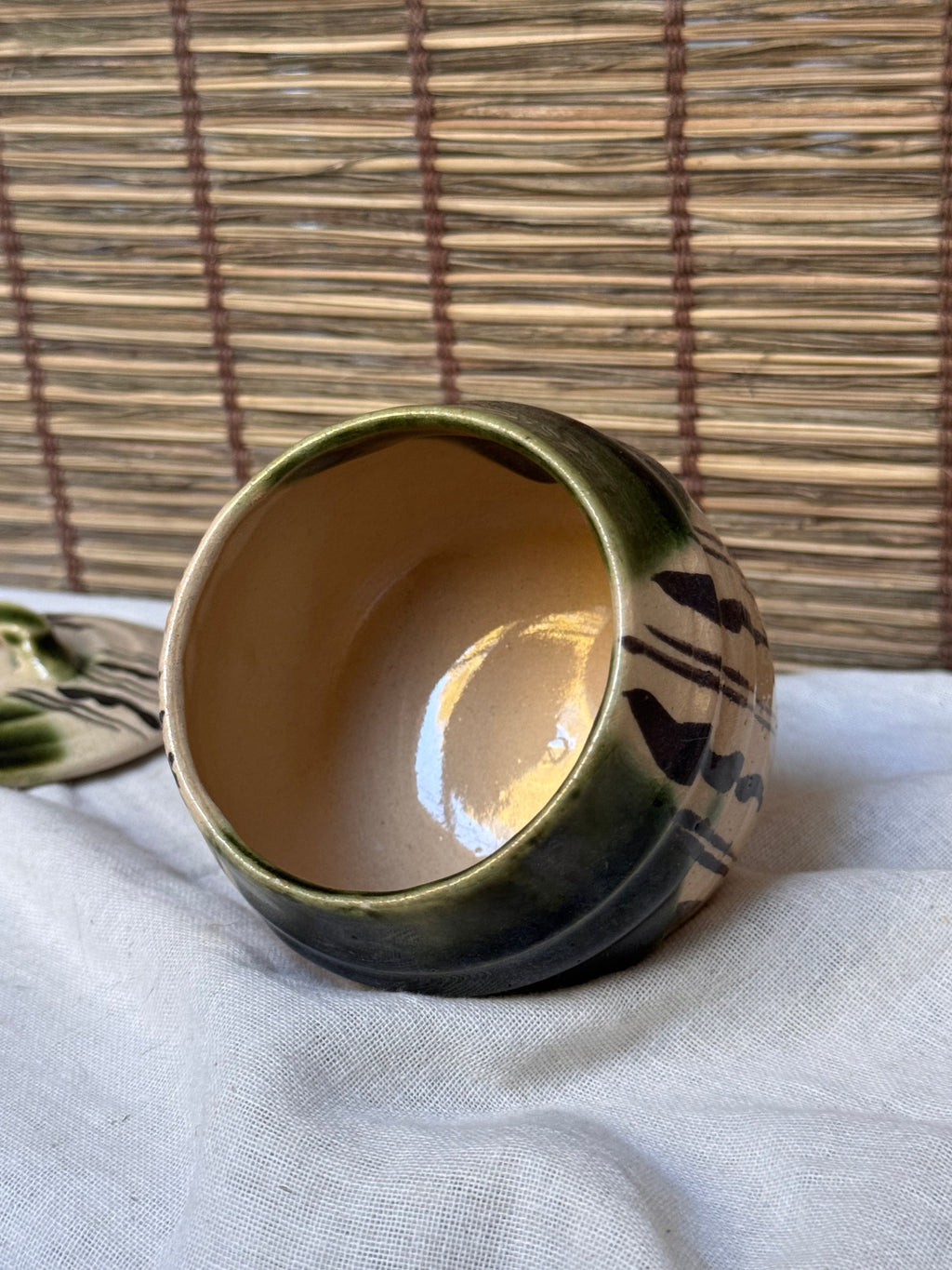 Mino Ware Oribe Lidded Cup (Futamono) — Ivy Vines, Birds & Waves, Notched Foot