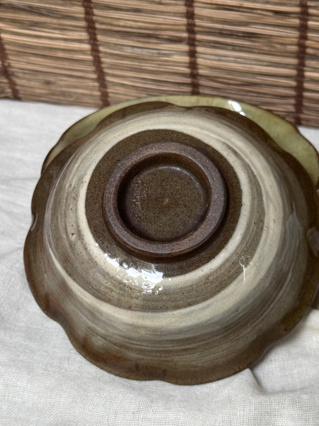 Onta Yaki Mokkō-Shaped Bowls, Pair — Tobikanna Chatter-Carved Pattern, Uchikake Drip Glaze