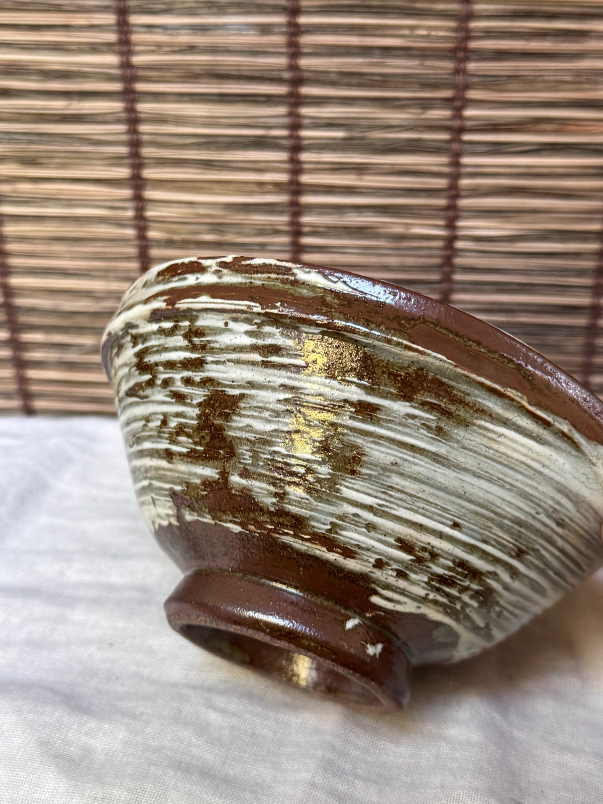 Hakeme Katakuchi Matcha Bowl — Brushed White Slip, Spiral Swirl, Pouring Lip