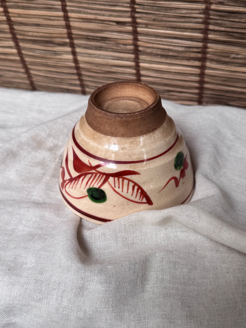 Arita Teacup — Iron-Red and Green Enamel Floral Motif, Cream Crackle Glaze