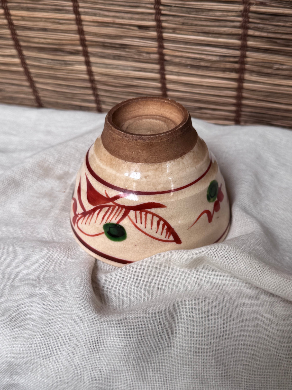 Arita Teacup — Iron-Red and Green Enamel Floral Motif, Cream Crackle Glaze