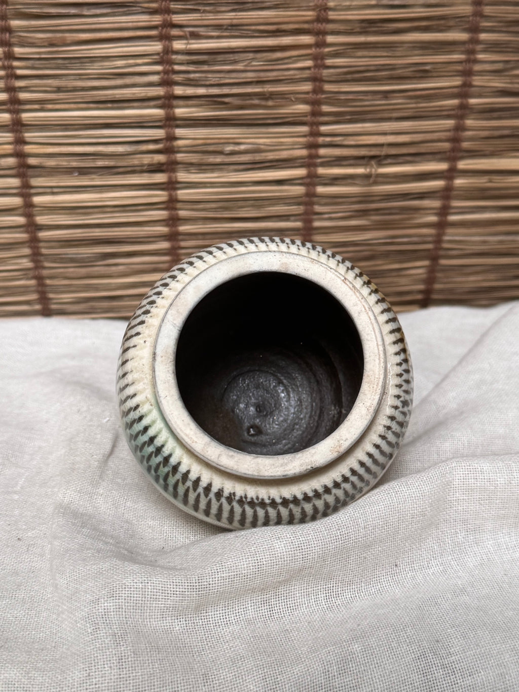 Onta Yaki Miniature Jar (Tsubo) — Banded Tobikanna Pattern, Amber Drip Accents