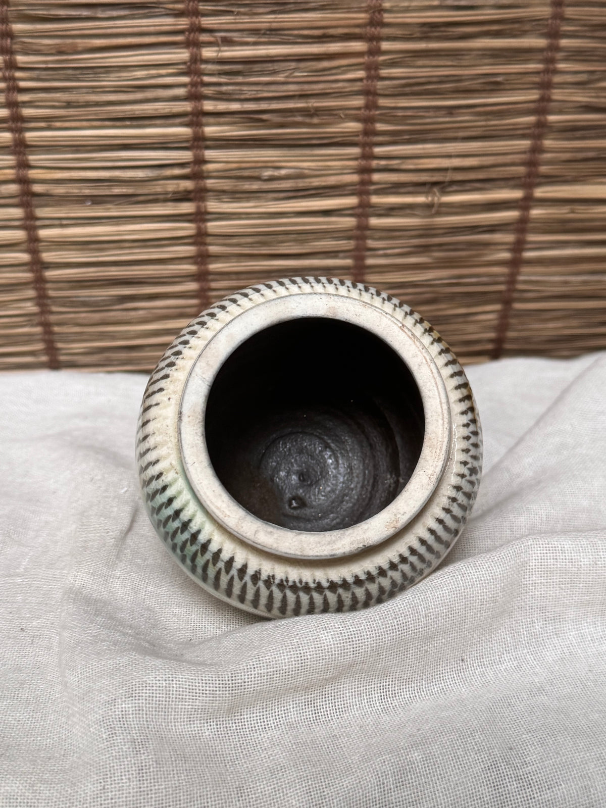 Onta Yaki Miniature Jar (Tsubo) — Banded Tobikanna Pattern, Amber Drip Accents