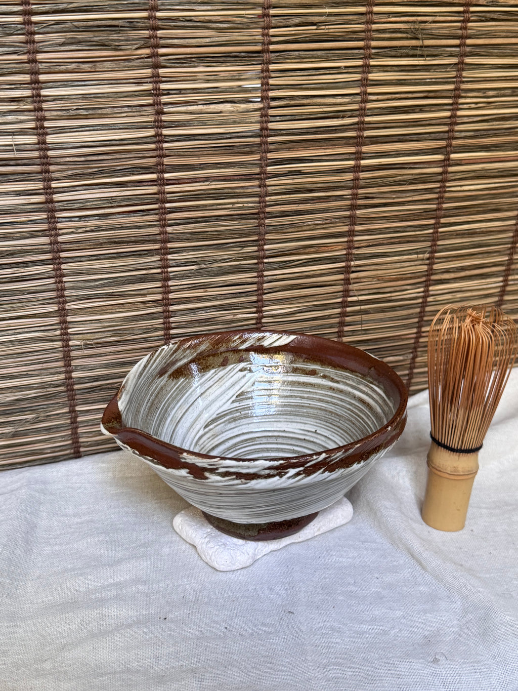Hakeme Katakuchi Matcha Bowl — Brushed White Slip, Spiral Swirl, Pouring Lip